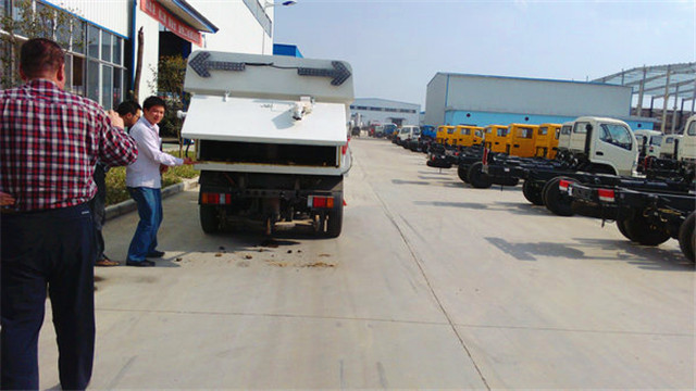 內(nèi)蒙客商正在參觀五十鈴<a href=http://m.khfxs.cn/saoluche/ target=_blank class=infotextkey>掃路車</a>