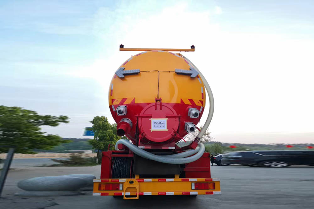 東風(fēng)天龍前四后八國(guó)六清洗吸污車(chē)帶副發(fā)動(dòng)機(jī)圖片3