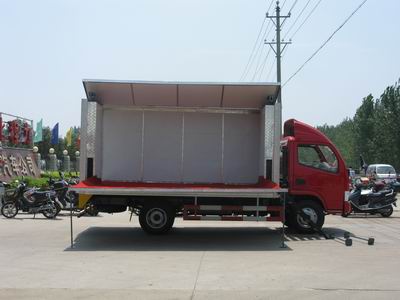 展開(kāi)了一部分的舞臺(tái)車(chē)