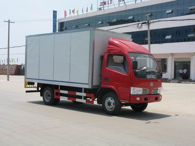 還未展開(kāi)的舞臺(tái)車(chē),就像一個(gè)普通的廂式貨車(chē)