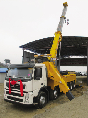 昨日，目前國內最大噸位的道路<a href=http://m.khfxs.cn/qzc/ target=_blank class=infotextkey>清障車</a>正式“落戶”貴陽。該清障車車價近300萬元，集吊裝、拖車于一體，最大起吊高度13.2米，最大拖牽重量54噸，最大起吊重量60噸，可安全快速地對交通事故中側翻的重型貨車、重型<a href=http://m.khfxs.cn/ygc/ target=_blank class=infotextkey>油罐車</a>等進行起吊、救援和拖運，及時恢復現場交通。曾秦 攝
