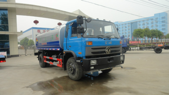 程力廠門 前的東風153<a href=http://m.khfxs.cn/ssc target=_blank class=infotextkey>灑水車</a>