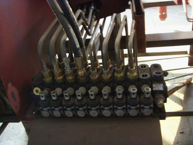  多路換向閥是<a href=http://m.khfxs.cn/scd/ target=_blank class=infotextkey>隨車吊</a>的操作系統(tǒng)