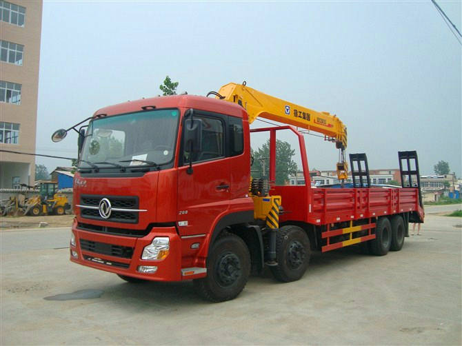 帶貨箱的東風(fēng)前四后八挖機(jī)運輸車